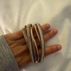 Women’s clasp bracelet